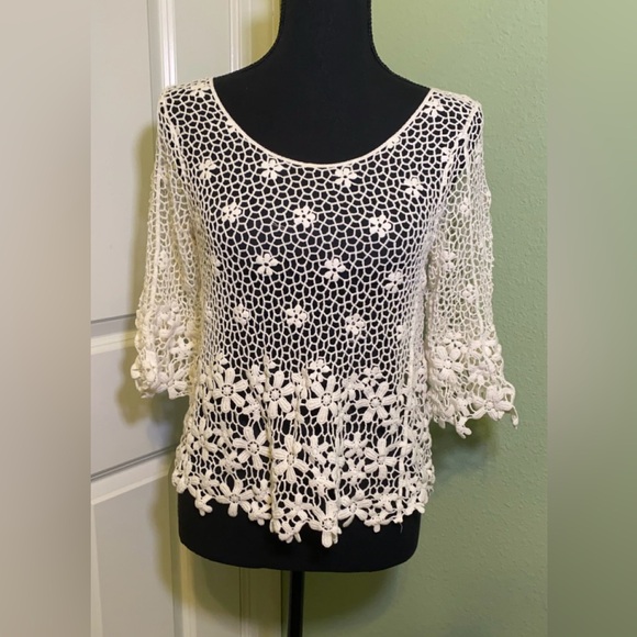 Tops - Breeze ever crochet top with floral design size small
